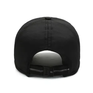 Vue arrière d'une casquette de baseball noire à séchage rapide avec sangle ajustable