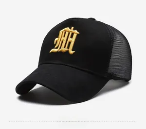 Vue latérale de la casquette trucker noire avec mesh respirant et broderie gothique