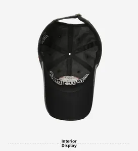 Détail intérieur d'une casquette en coton noir avec broderie New York et coutures soignées