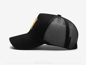 Vue latérale de la casquette trucker noire avec mesh respirant et broderie jaune