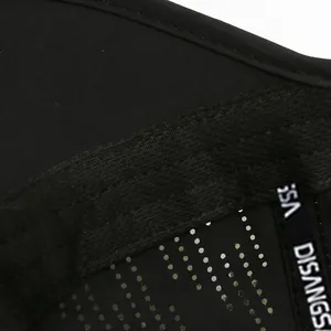 Gros plan sur la casquette de sport noire à séchage rapide avec maille et évents