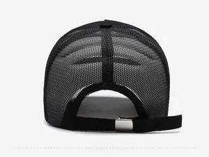 Vue détaillée de l'arrière d'une casquette de baseball noire en mesh avec boucle métallique réglable