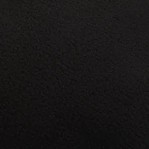 Vue macro du tissu polaire noir montrant la texture thermique épaisse du bonnet d'hiver