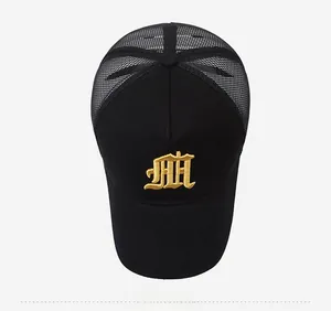 Vue de dessus d'une casquette trucker noire avec broderie dorée et maille aérée