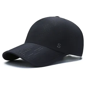 Casquette de sport noire séchage rapide avec perforations laser et logo S argent