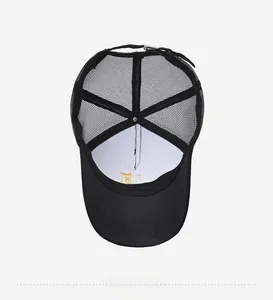 Détail de la casquette trucker noire avec broderie dorée et boucle en métal réglable