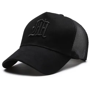 Casquette trucker noire classique avec broderie gothique et maille respirante à l'arrière