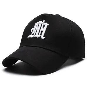 Casquette de baseball classique en coton noir avec broderie gothique blanche sur fond blanc