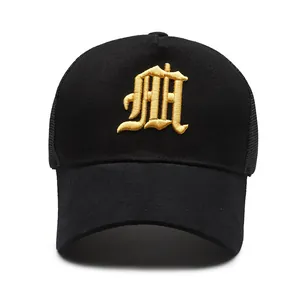 Casquette de baseball trucker noire avec logo M gothique doré et filet respirant