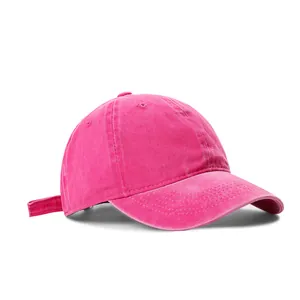 Detailopname van roze gewassen katoenen baseballpet met verstelbare riem en vintage look