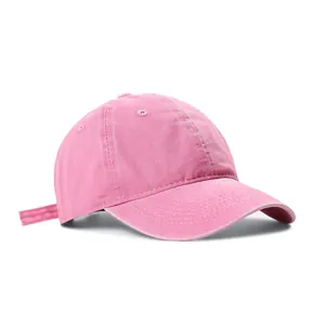 Detail van de roze gewassen katoenen baseballpet met verstelbare band en textuur