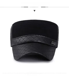 Dettaglio cappello piatto nero con visiera in ecopelle trapuntata e placchetta in metallo