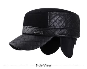 Vista laterale del cappello militare nero con paraorecchie e dettagli in ecopelle trapuntata