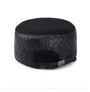 Vista posteriore del cappello piatto nero con lati in pelle trapuntata e fibbia