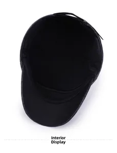 Vista interna del cappello nero con trama in pelle goffrata e cinturino regolabile