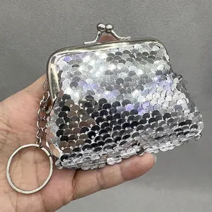 Dettaglio del mini portamonete con paillettes argento con chiusura a scatto e catena