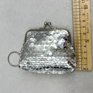 Dettaglio del portamonete in paillettes argento con chiusura vintage e portachiavi