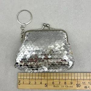 Dettaglio del portamonete in paillettes argento con chiusura in metallo e misurazione