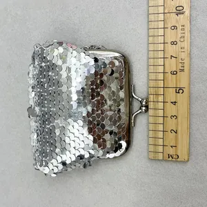 Vista dettagliata del portamonete a paillettes argento con chiusura a scatto retrò