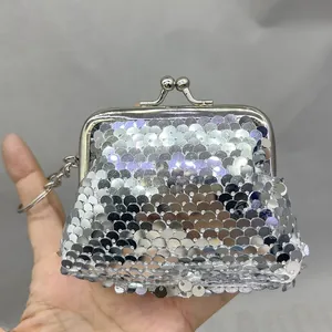 Mini portamonete con paillettes argento, chiusura a scatto e anello portachiavi