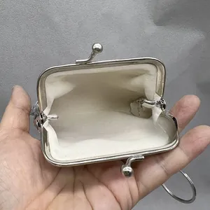 Vista dettagliata del mini portamonete con paillettes e telaio in metallo argento