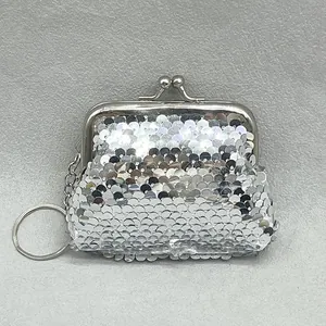 Dettaglio del portamonete in paillettes argento con chiusura in metallo e anello