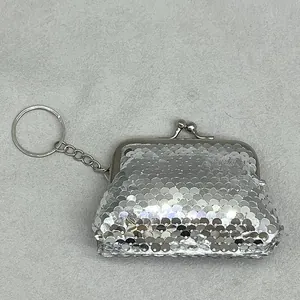 Dettaglio di un portamonete con paillettes argento con chiusura e catenella