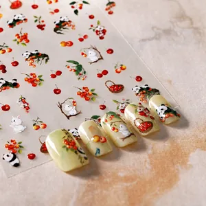Vue macro des autocollants d'ongles en relief 3D avec motifs panda, lapin et cerise