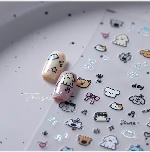 Détail macro de stickers ongles laser à motifs d'animaux avec reflets holographiques