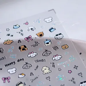 Détail d'autocollants nail art chien laser avec accents holographiques et étoiles mignon