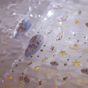Goldgeprägte Nagelaufkleber mit Muschel- Mond- und Sterndesigns und 3D-Effekt