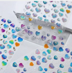 Gros plan détaillé des autocollants 3D pour ongles en forme de cœur irisé M-655