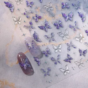 Nagelstickers met blauwe en zilveren vlinders, metallic afwerking en paars verloop