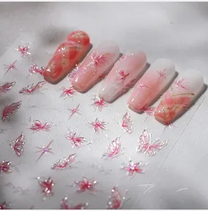 Dettaglio di adesivi per unghie a farfalla rosa con texture 3D e motivi a stella