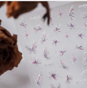 Dettaglio di adesivi per unghie 3D a rilievo con farfalla ed effetto laser olografico