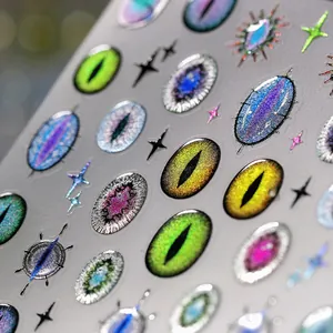 Macro-opname van holografische kattenoog nagelstickers met glinstering en sterdecoraties