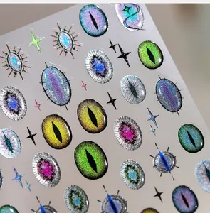 Detailopname van 3D cat-eye nagelstickers met metallic glitters en stervormige accenten