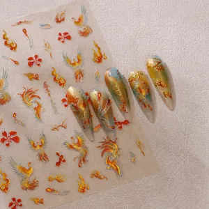 Detailweergave van M-688 3D gouden nagelstickers met feniks- en vlampatronen