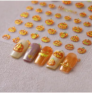 Dettaglio macro di adesivi per unghie zucca di Halloween 3D con accenti di glitter arancioni