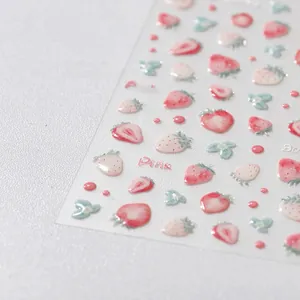 Gros plan de stickers à ongles fraise en relief 3D avec texture brillante et texte Pink