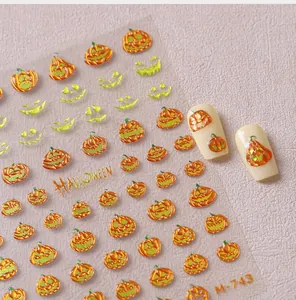 Vista macro di adesivi 3D per unghie a tema Halloween con zucche e volti di fantasmi
