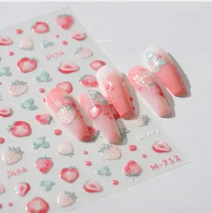 Détail des stickers d'ongles fraise rose 3D en relief sur des ongles artificiels