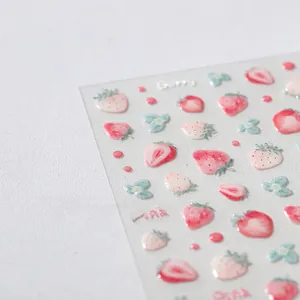 Détail macro de stickers 3D gaufrés pour ongles avec fraises et motifs Berry roses