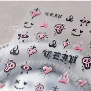 Détail macro de stickers ongles gothiques avec textures 3D de cœur sombre et toile d'araignée