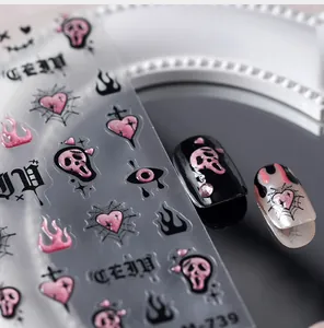 Détail de stickers à ongles gothiques rose et noir avec motifs crâne et toile d'araignée
