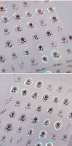 Makro-Detail von holografischen Tulpen-Nagelstickern mit Laser-Silberkanten für DIY-Maniküre