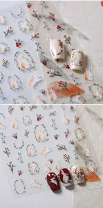 Détail macro de stickers pour ongles avec lapins et fleurs sur capsules beiges