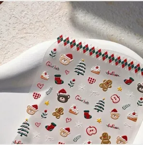 Dettaglio macro di adesivi per unghie natalizi 3D con orsetti vintage e alberi di Natale