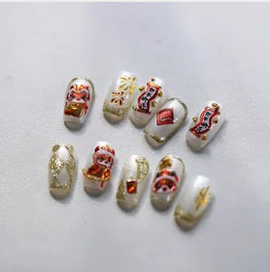 Primer plano de pegatinas de uñas 3D para el Año Nuevo con diseños de leones y carpas koi