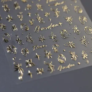 Adesivi per unghie 3D dorati in rilievo con raffinati motivi floreali e linee